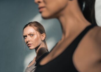 Paulo Coelho : Νομίζω ότι η ζήλια είναι η ουσία των ασθενών, ανασφαλών ανθρώπων, χωρίς αυτοεκτίμηση, που νιώθουν κατώτεροι και πιστεύουν ότι ο καθένας μπορεί να θέσει σε κίνδυνο τη σχέση τους