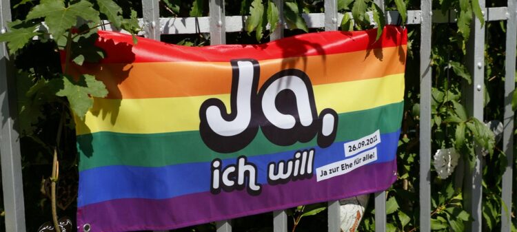 Οι Ελβετοί ψηφίζουν γάμο για όλους